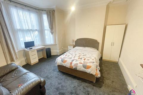 6 bedroom terraced house for sale, Avenue Road Grantham NG31