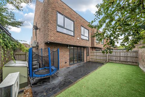 4 Southside Close, Uxbridge, UB10 9PR