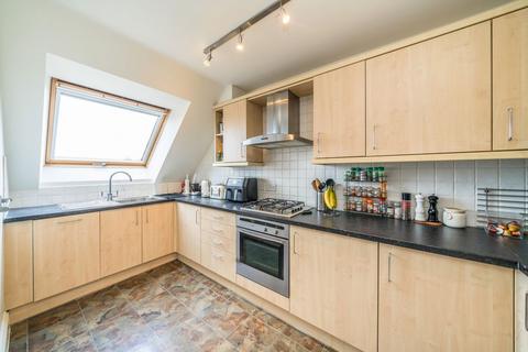 2 bedroom flat for sale, Byton Road, London SW17