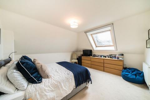 2 bedroom flat for sale, Byton Road, London SW17