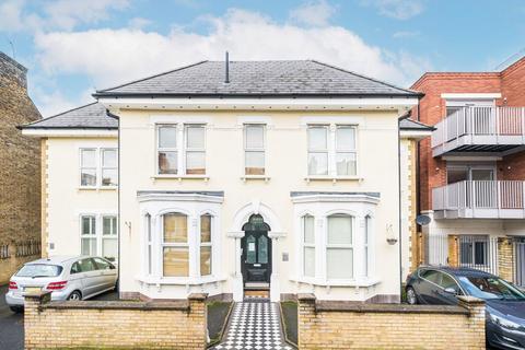 2 bedroom flat for sale, Byton Road, London SW17