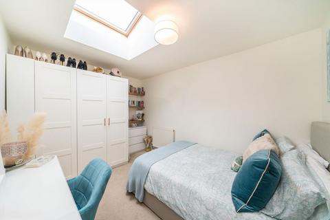 2 bedroom flat for sale, Byton Road, London SW17
