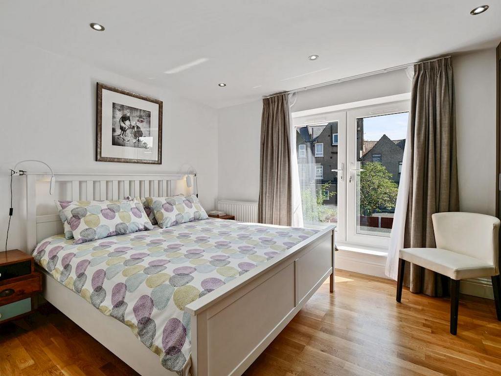Bed 1.jpg
