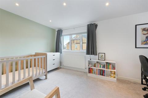 3 Middle Close, Epsom, KT17 1DU