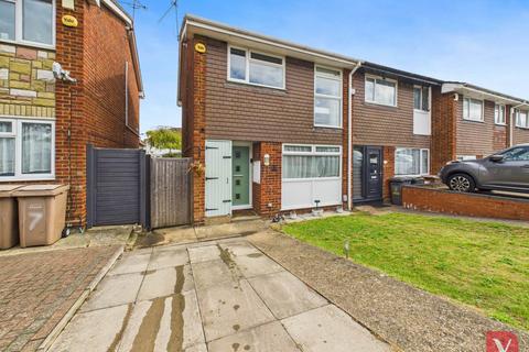 3 bedroom end of terrace house for sale, Rosedale Close, Luton LU3