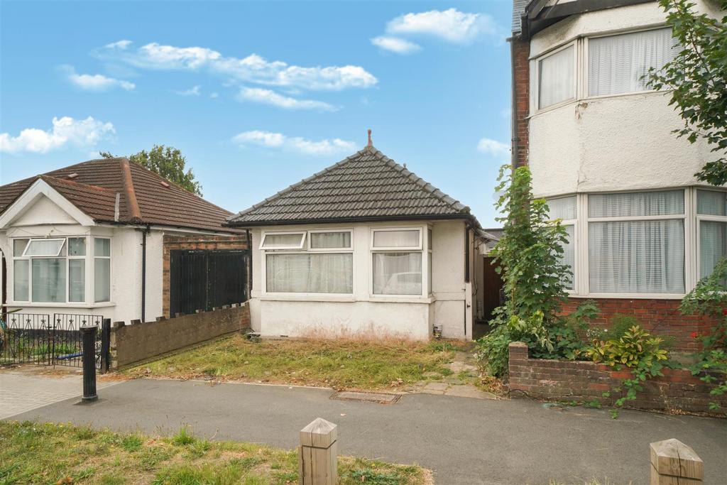 26 Eton Avenue - 9i Rv Ft WBw Xi8 Rtv BWbb Q.jpg