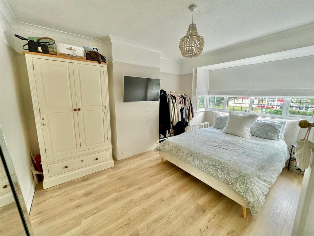69 Birchwood Ave Bed 1 v2.jpg