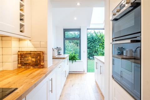 17 Sandes Place, Leatherhead, KT22 7QW