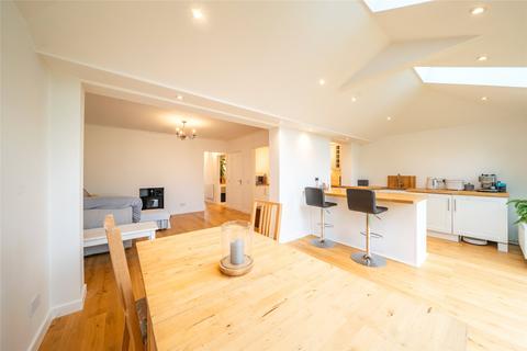17 Sandes Place, Leatherhead, KT22 7QW