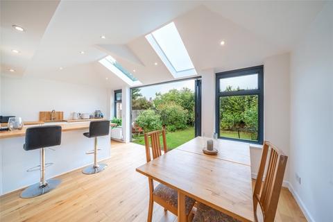 17 Sandes Place, Leatherhead, KT22 7QW