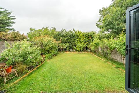 17 Sandes Place, Leatherhead, KT22 7QW