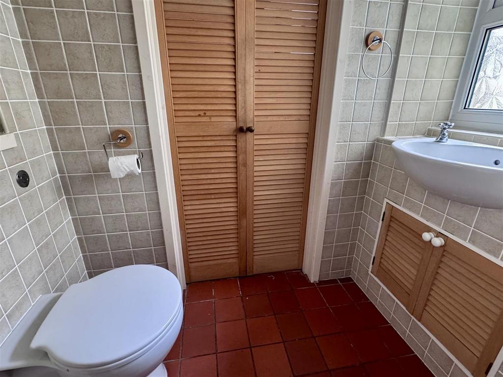 Cloak Room/WC