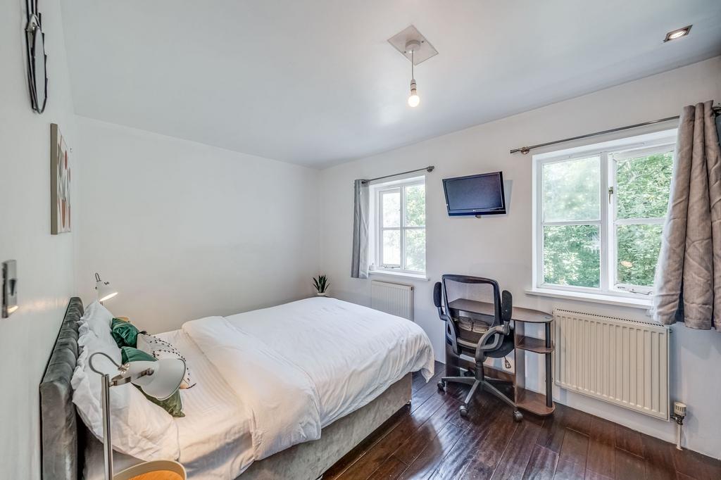 A cozy double bedroom featuring a comfortable b...