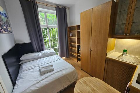 Studio to rent, Cartwright Gardens, London, WC1H