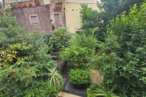 Studio to rent, Cartwright Gardens, London, WC1H