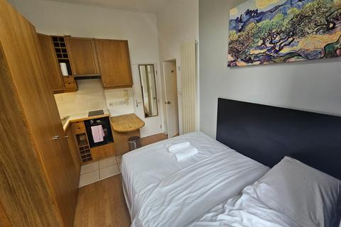 Studio to rent, Cartwright Gardens, London, WC1H