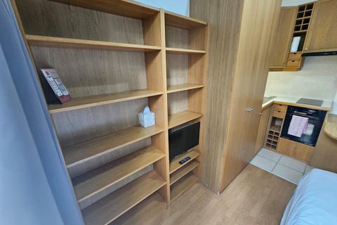Studio to rent, Cartwright Gardens, London, WC1H