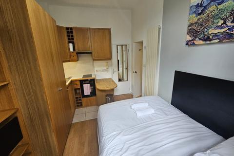 Studio to rent, Cartwright Gardens, London, WC1H