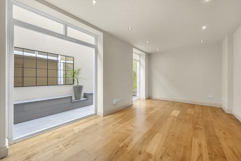 Flat A, Whateley House, 2a Whateley Road, London, SE22 9DB