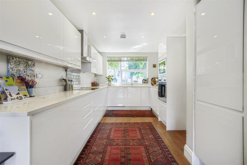 Sbury Avenue East Sheen  London  SW14 8 JZ00003 cop