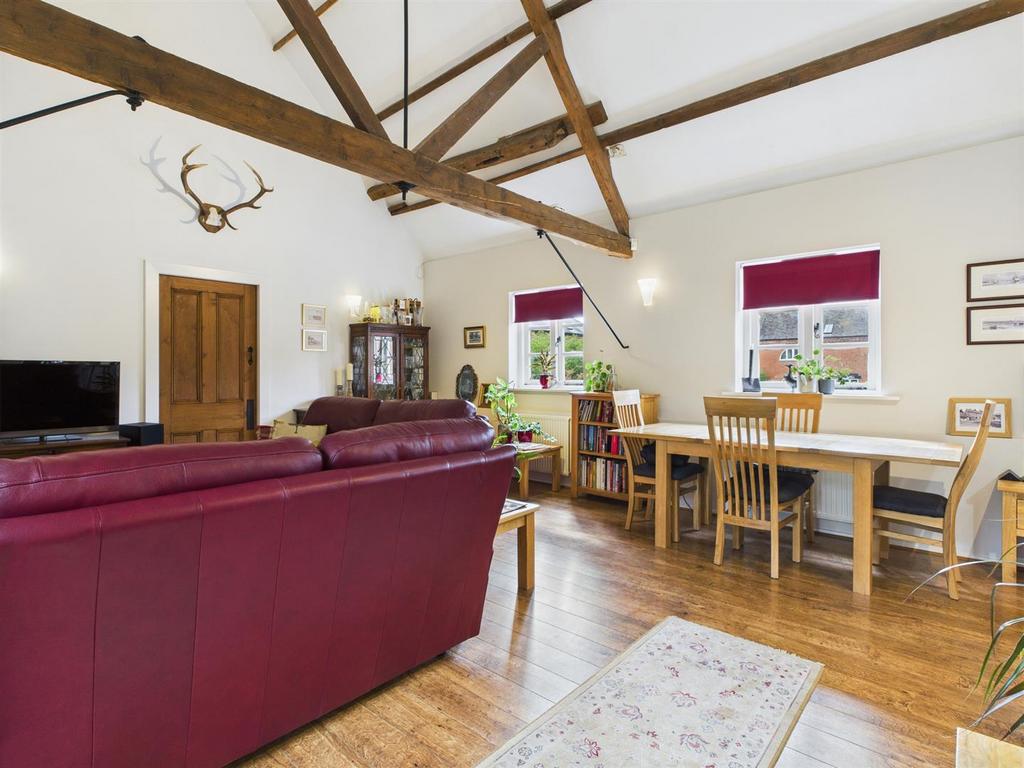 Lounge/Dining