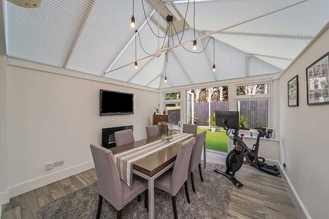 14 Rowland Crescent, Chigwell, IG7 6HU