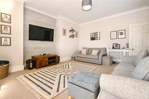 2 bedroom flat for sale, Old Orchard Road, Eastbourne