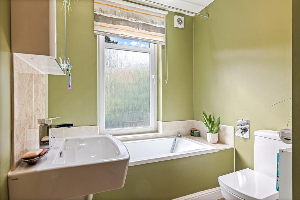 8, Thurlow Road, Leicester, LE2 1 YE