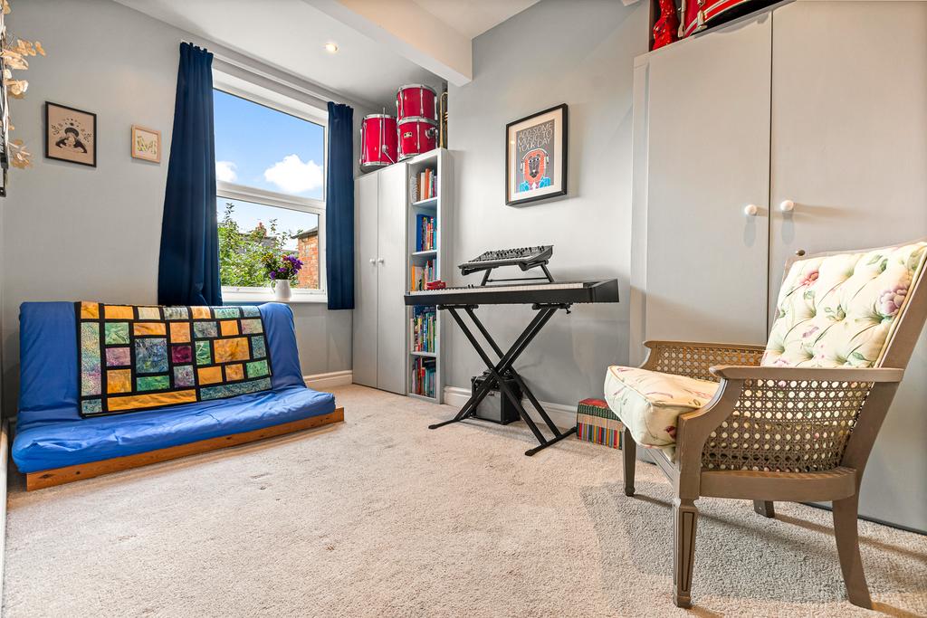8, Thurlow Road, Leicester, LE2 1 YE