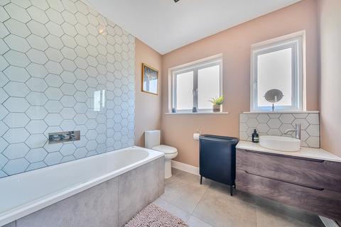 114 Sutherland Grove, London, SW18 5QW