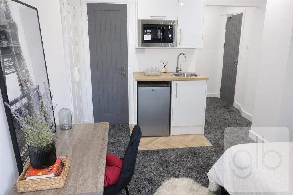 Room 2 - Kitchenette.png
