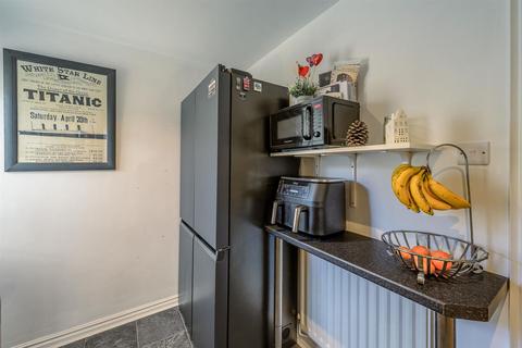 6 Batchelor Close, Stourbridge, DY8 4AX