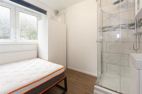 4 bedroom flat to rent, Batten Street, Battersea SW11