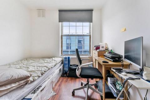 1 bedroom in a house share to rent, Shadwell Gardens, London