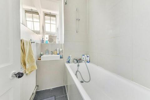 1 bedroom in a house share to rent, Shadwell Gardens, London