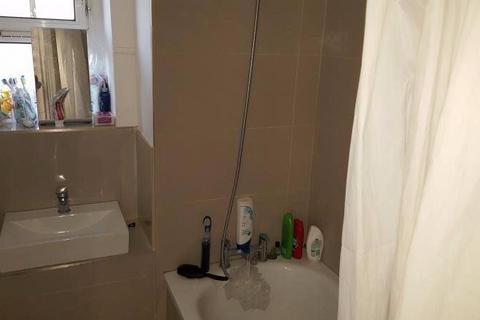 1 bedroom in a house share to rent, Shadwell Gardens, London