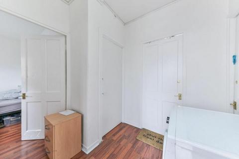 1 bedroom in a house share to rent, Shadwell Gardens, London