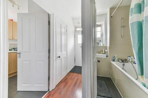 1 bedroom in a house share to rent, Shadwell Gardens, London
