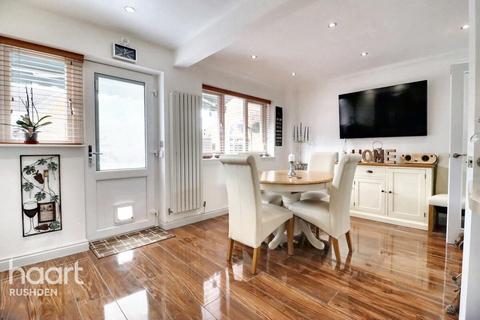 4 bedroom detached house for sale, Church Close, Rushden