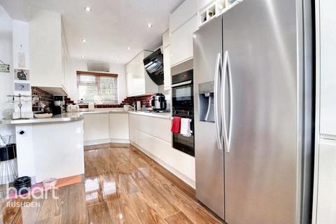 4 bedroom detached house for sale, Church Close, Rushden
