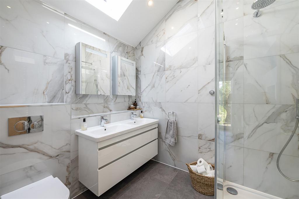 1 Tufnells En-suite 1.jpg