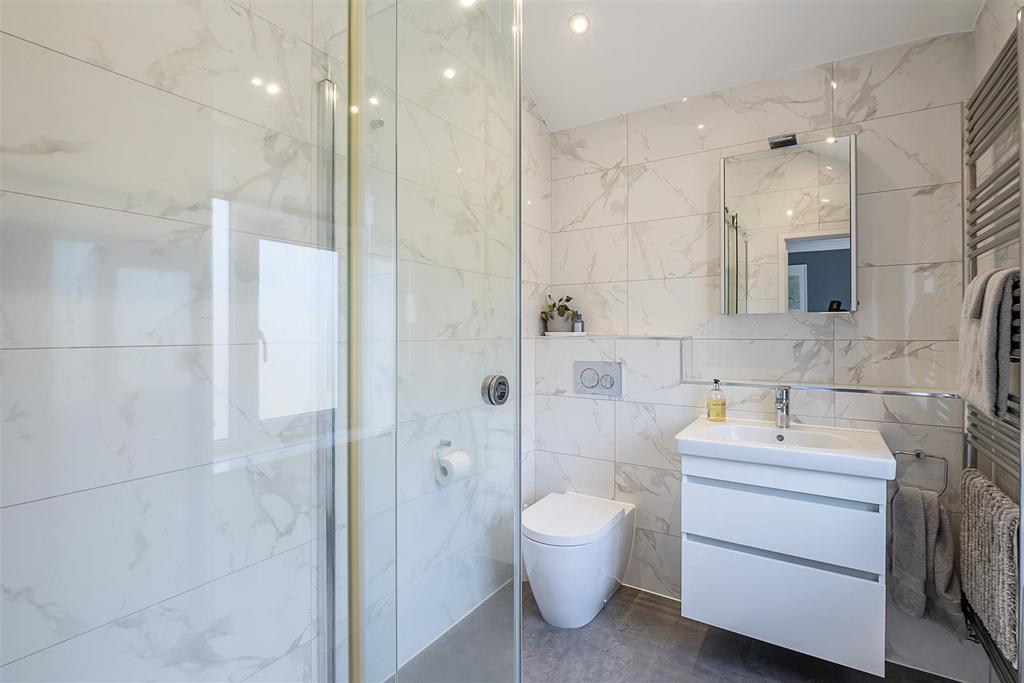 1 Tufnells En-suite 2.jpg