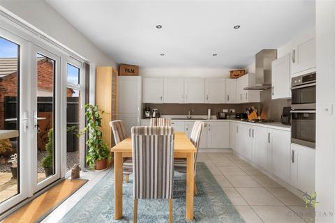 4 bedroom detached house for sale, Taylor Gardens, Evesham WR11