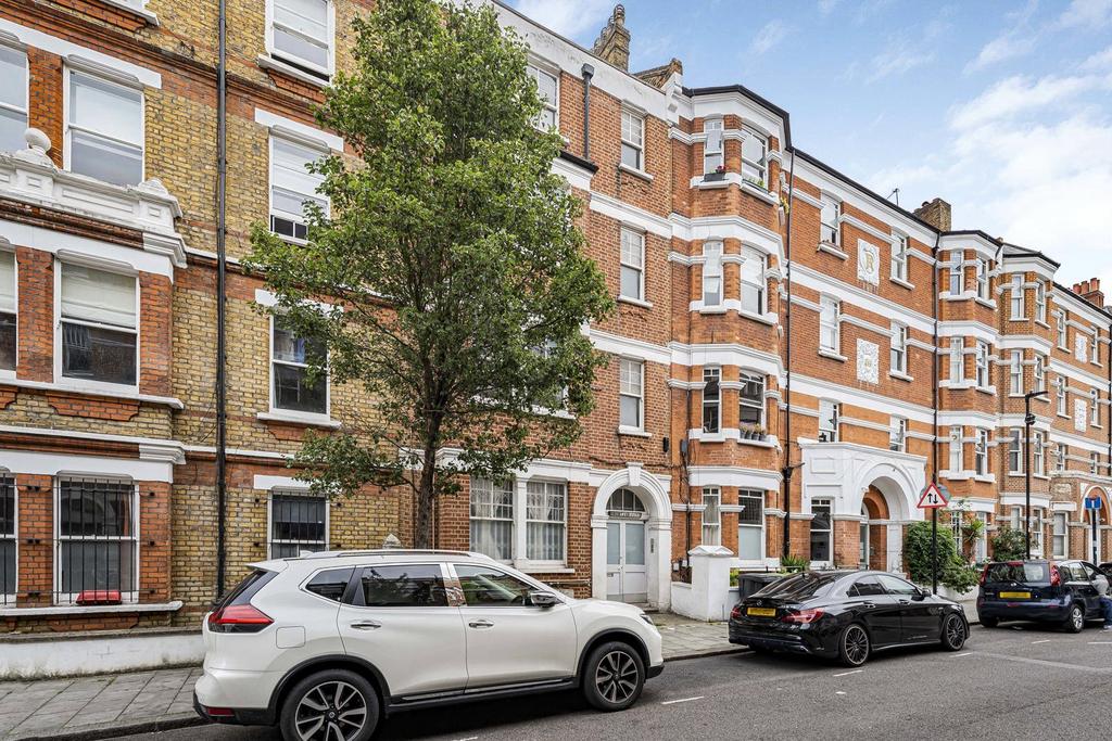 Rushcroft Road, London, SW2 2 bed apartment - £2,200 pcm (£508 pw)
