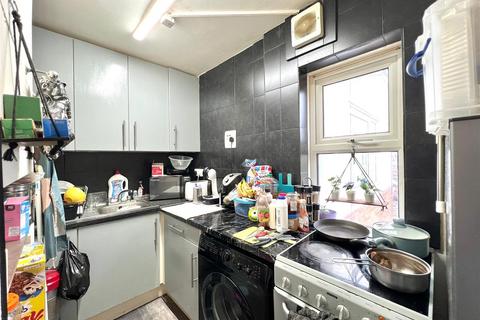 2 bedroom flat for sale, Skeltons Lane, London E10