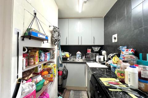 2 bedroom flat for sale, Skeltons Lane, London E10