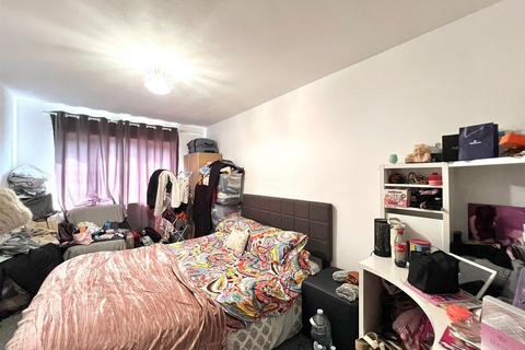 2 bedroom flat for sale, Skeltons Lane, London E10