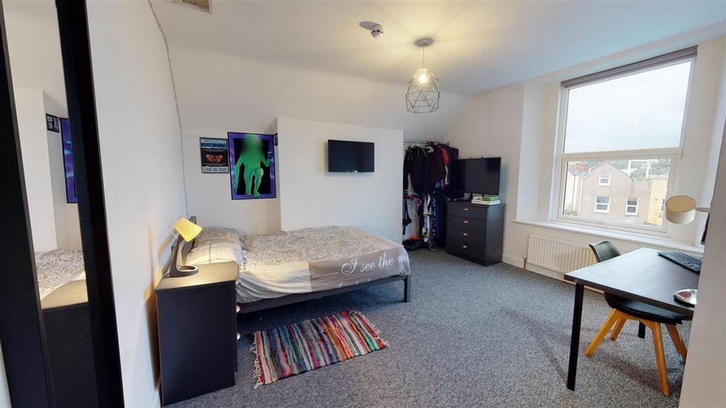 A spacious and well-lit large double bedroom fe...