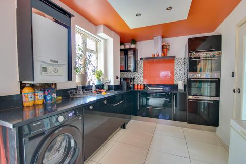 GUIDE PRICE £250,000-£275,000! BITTERNE! STUNNING KITCHEN DINER! LARGE REAR GARDEN!