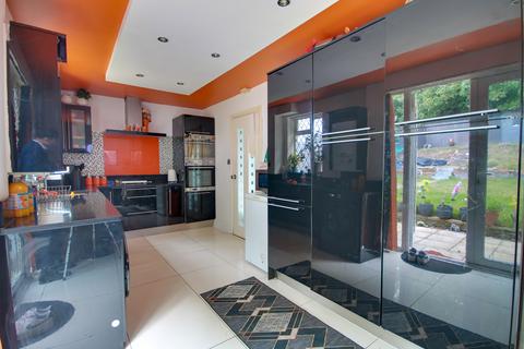 GUIDE PRICE £250,000-£275,000! BITTERNE! STUNNING KITCHEN DINER! LARGE REAR GARDEN!